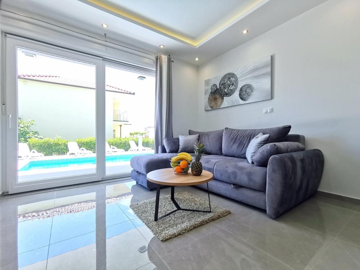 Seka Apartments With A Pool Kastela Bagian luar foto