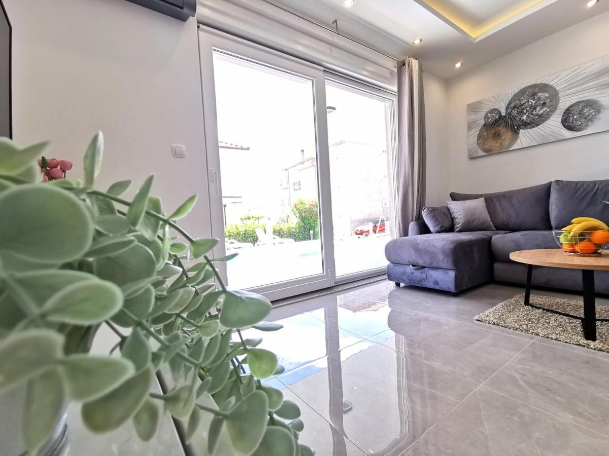 Seka Apartments With A Pool Kastela Bagian luar foto