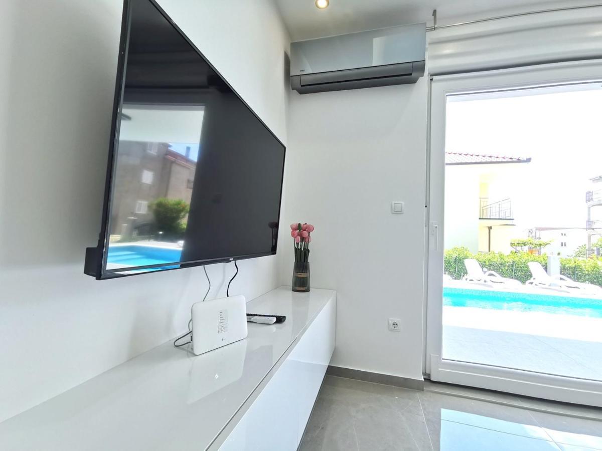 Seka Apartments With A Pool Kastela Bagian luar foto