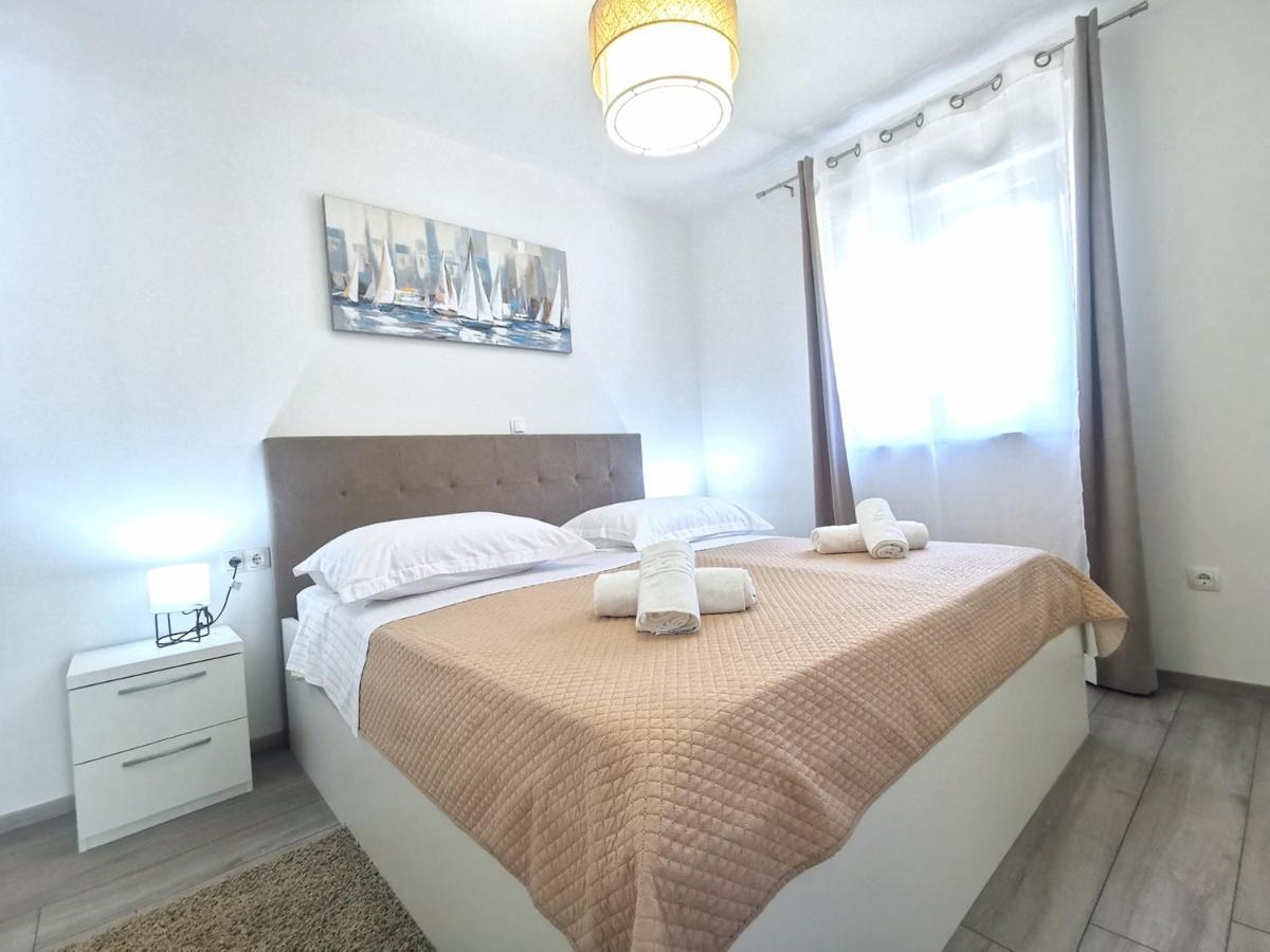 Seka Apartments With A Pool Kastela Bagian luar foto