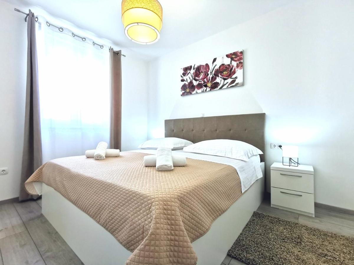 Seka Apartments With A Pool Kastela Bagian luar foto