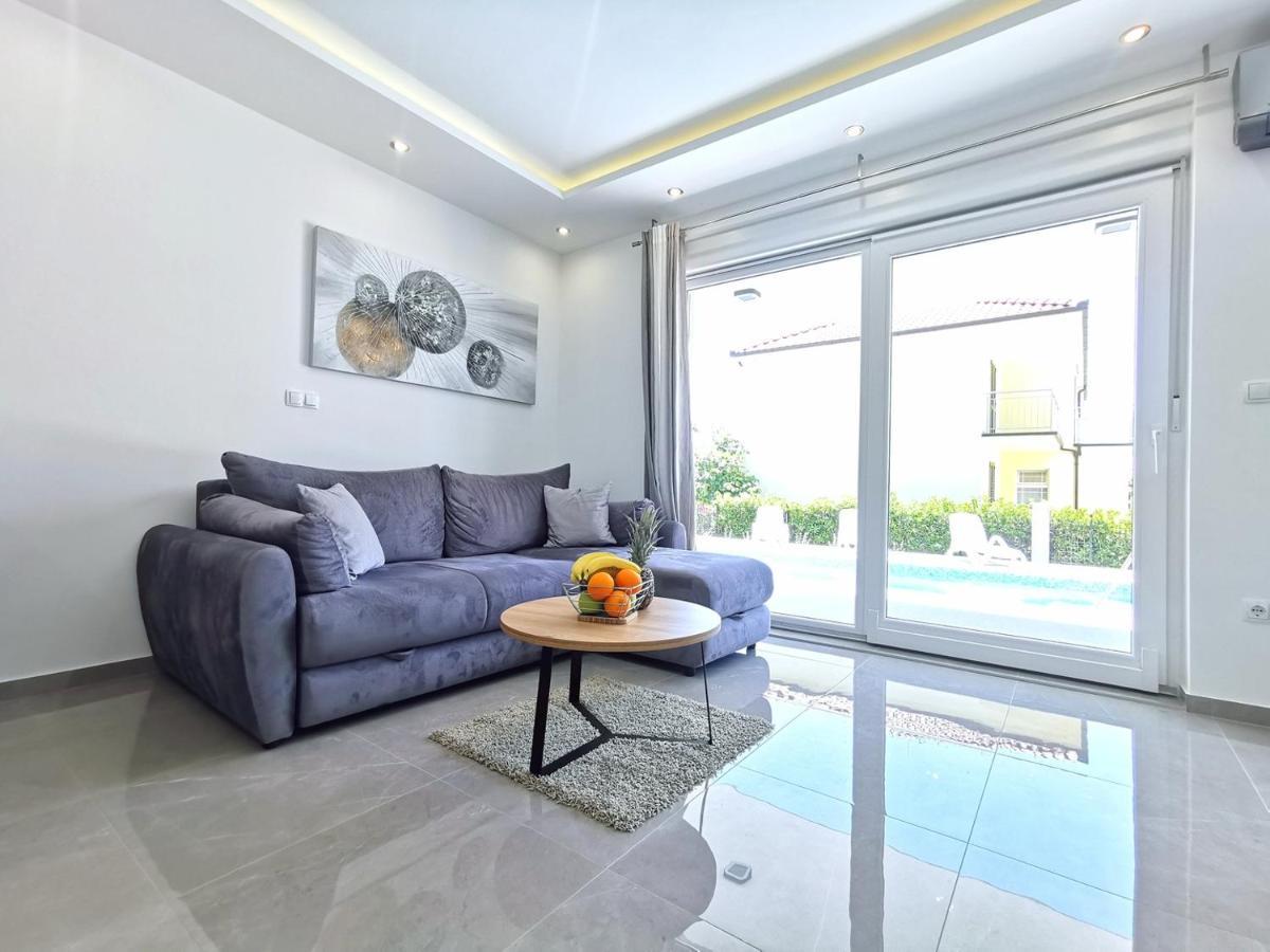 Seka Apartments With A Pool Kastela Bagian luar foto